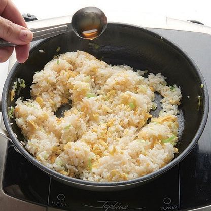 밥알이 서로 달라붙지 않게 노르스름해질 때까지 볶아준 후 참기름을 넣어 마무리 해주세요.
*Tip. 볶음밥용 밥은 평소보다 물 양 을 적게 잡고 지은 고두밥이 좋아요. 밥을 볶을 때 버터 1/2큰술을 추가하면 더욱 풍미 가득한 볶음밥을 즐길 수 있답니다.