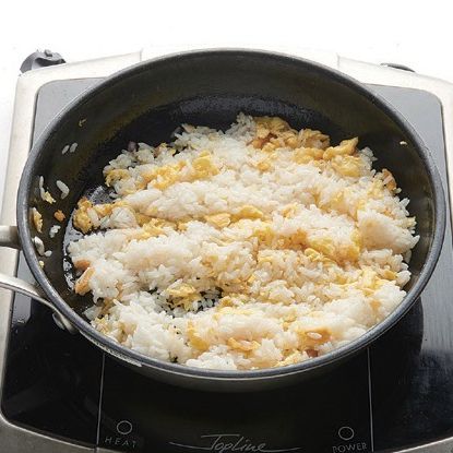 달걀이 80%정도 익었을 때 밥을 넣어 고루 섞어가며 볶아주세요.