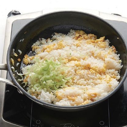 잘게 썬 대파를 넣고 볶다가 치킨파우더, 소금, 후춧가루를 넣어 간을 해주세요.