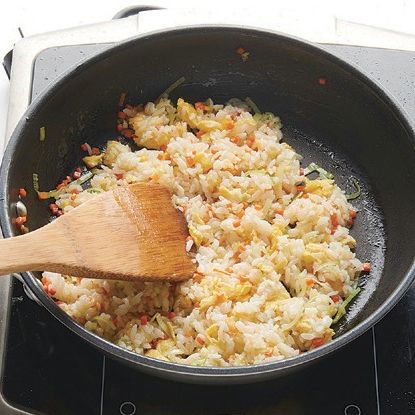 순서 3에 흰 밥과 다진 대파, 당근을 넣고 볶다가 치킨파우더, 소금, 후춧가루를 넣어 간을 하여 잘 볶아 볶음밥을 완성해 주세요.