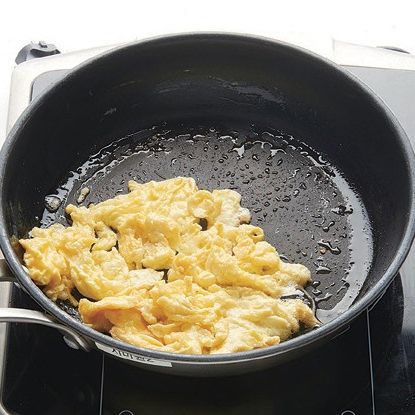 달궈 놓은 팬에 식용유를 넣고 달걀물을 부어 스크램블을 만들어 주세요.