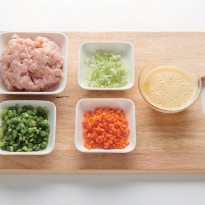 달걀은 흰자와 노른자를 잘 섞고 대파, 당근, 닭고기는 다지고 마늘쫑은 잘게 썰어 준비해 주세요.