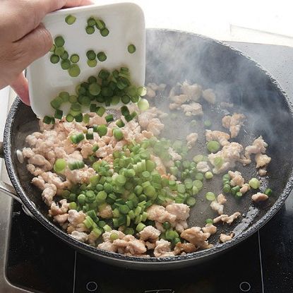 팬에 식용유를 두르고 다진 닭고기를 볶아 익힌 후 마늘쫑을 함께 넣고 볶아 주세요.