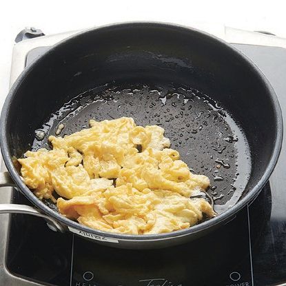 달궈진 팬에 식용유를 두르고 달걀을 넣어 스크램블을 만들어 주세요.