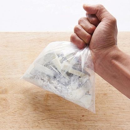 봉지에 가지와 감자 전분을 넣고 흔들어 튀김옷을 입혀주세요.