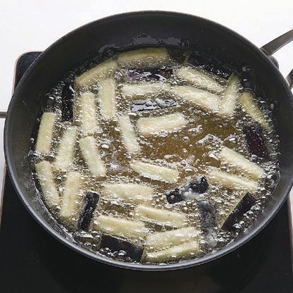 가지가 잠길 만큼 식용유를 붓고 아지랑이가 보이면 가지를 넣어 바삭하게 튀깁니다.