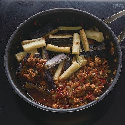 순서 3의 가지를 넣고 볶다가 물전분으로 농도를 맞춰주세요.