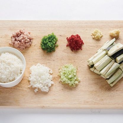 가지는 채 썰고 홍고추, 청피망, 양파, 샐러리는 사방 0.5cm 크기로 썰어준 뒤, 다진 생강과 다진 마늘을 준비해 주세요.