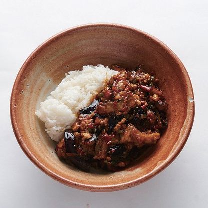 볶은 가지에 참기름을 뿌려주고 준비된 밥 위에 얹어 완성합니다.
*Tip. 순서 4의 과정에서 식용유 대신 산초기름을 사용해 볶아주면 사천요리의 특징인 얼얼하게 매콤한 맛이 더해진답니다.