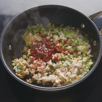 팬에 고추기름을 두르고 준비해둔 고기와 채소를 볶아주고 분량의 재료로 소스를 만들어 넣고 끓여주세요.