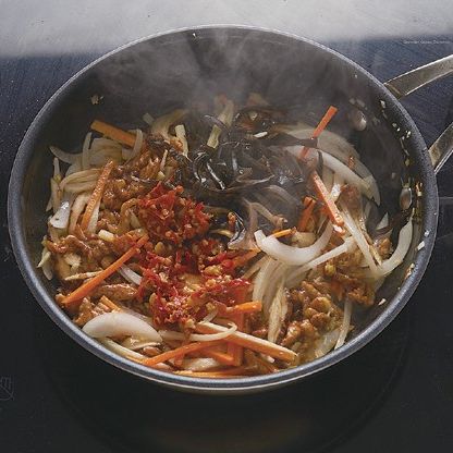 팬에 고추기름을 두르고 다진 마늘과 생강을 넣고 볶다가 순서 3을 넣고 볶은 뒤, 채 썬 채소와 고기를 넣어 볶아주세요.