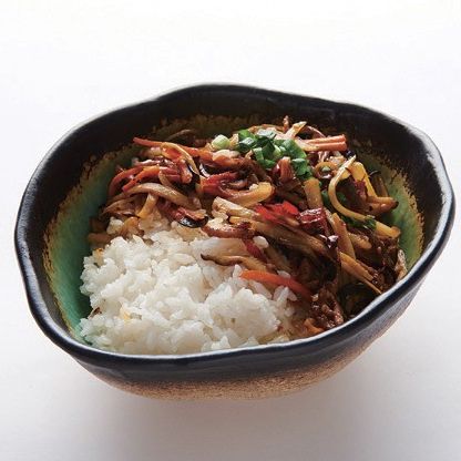 순서 4에 참기름을 넣어 준비된 밥 위에 얹어 내면 완성이예요.
*Tip. 캔에 담긴 죽순의 잡내를 없애려면, 끓는 물에 베이킹 소다를 넣고 5분간 삶아주세요. 갈릭 칠리 페이스트가 없다면 두반장으로 대체하여 사용하면 된답니다!