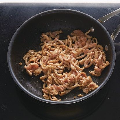 채 썬 돼지고기 등심은 마리네이드 해두었다가 팬에 볶아주세요.
*Tip. 부드럽고 잡내 없는 고기 맛을 위해 해물, 육류에 미리 마리네이드를 하면 좋아요.
*마리네이드 재료(해물, 육류 250g 기준) : 옥수수 전분 2큰술, 흰자 1개, 소금 1/2 작은술, 식용유 3큰술, 후춧가루 약간