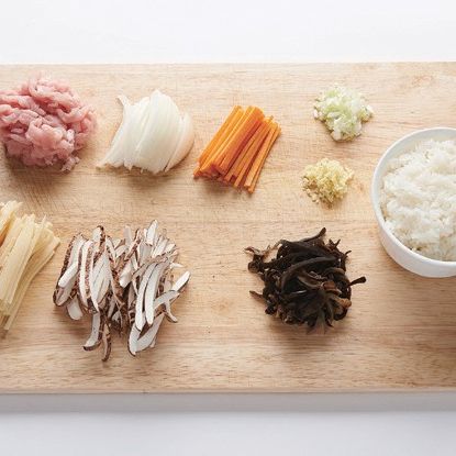 어향 육사 덮밥을 위한 재료 이미지로 밥,돼지고기 등심,죽순,표고버섯,양파 등으로 구성 되어있습니다.