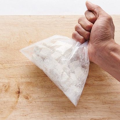 봉지에 수분을 제거한 두부와 전분 1컵을 담아서 잘 섞어주세요.