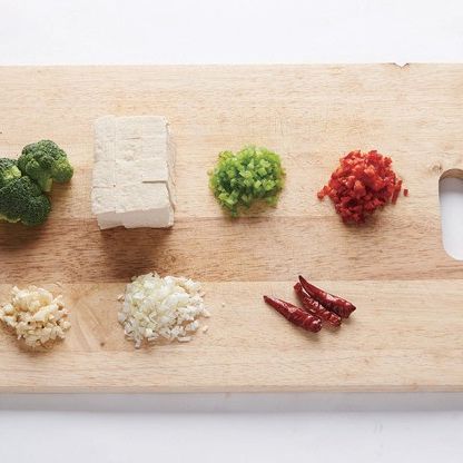 깐풍 두부 튀김 덮밥을 위한 재료 이미지로 밥,두부,청피망,홍피망,브로콜리 등으로 구성 되어있습니다.