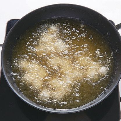 가열된 기름에 두부를 넣어 바삭하게 튀겨주세요.