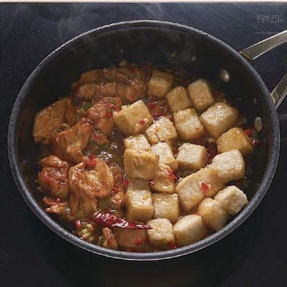 팬에 기름을 두르고 대파, 마늘, 사천고추, 청피망, 홍피망, 브로콜리를 넣고 볶은 후 순서 3의 튀긴 두부와 순서 4의 소스를 넣고 맛있게 조리면 완성이예요.
*Tip. 두부가 단단해질 때까지 튀겨야 볶을 때 모양이 흐트러지지 않는답니다!