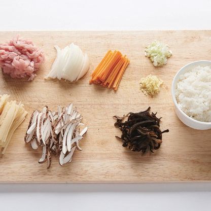 모든 채소와 버섯은 채 썰고, 마늘, 대파는 다져서 준비해 주세요.