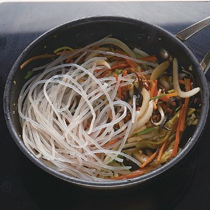 팬에 기름을 두르고 대파, 마늘을 넣어 향을 내주세요. 모든 채소와 고기를 넣고 볶은 뒤 순서 4의 소스를 넣어 볶고 마지막에 당면을 넣고 마무리하면 완성이랍니다.
*Tip. 중국 당면은 전분을 원료로 만들어 말린 면으로, 한국의 당면과 달리 두껍고 탱탱한 게 특징이예요!