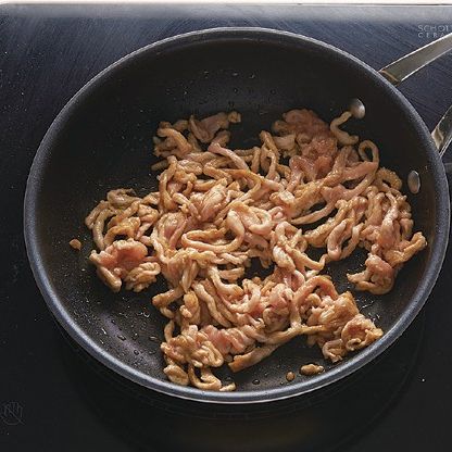 고기는 채 썰어 마리네이드 한 후 기름에 볶아서 준비합니다.