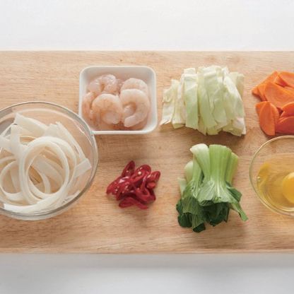 쌀국수는 물에 불리고 양배추, 청경채, 당근, 홍고추는 먹기 좋은 크기로 썰어 달걀과 함께 준비해 주세요.