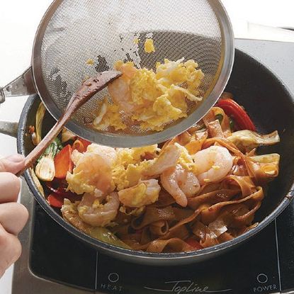 잘 볶아진 쌀국수에 순서 2의 재료를 넣고 볶아서 잘 버무려주세요~
*Tip. 쌀국수는 따뜻한 물에 30분 정도 담가서 부드러워지면 사용해요. 1cm 넓이의 쌀국수가 볶음 요리에 적합하답니다~