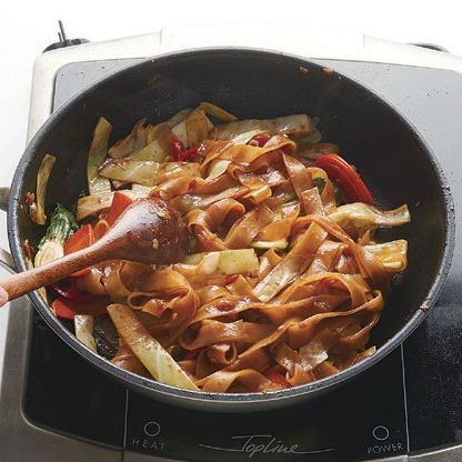 소스가 졸여지면 양배추, 청경채, 당근, 홍고추를 넣고 볶아주세요.