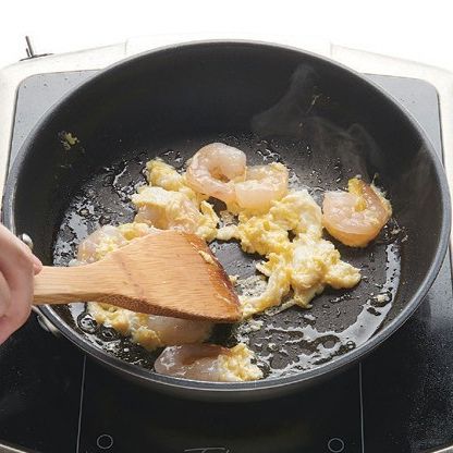 팬에 식용유 2큰술을 두르고 달걀과 새우를 함께 잘 섞이도록 볶아서 따로 체에 걸러 놓습니다.