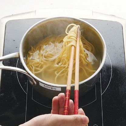 생면은 끓는 물에 꼬들꼬들하게 삶은 뒤 건져서 식용유 2큰술을 넣고 버무려 코팅해 주세요.