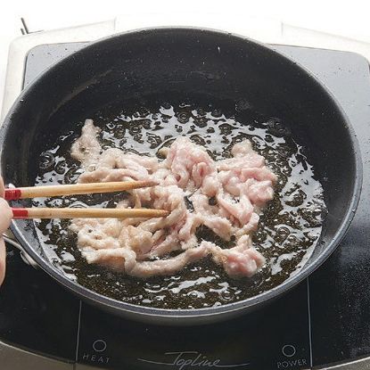 돼지고기는 마리네이드 해두었다가 팬에 식용유 1/3컵을 넣고 아지랑이가 피어오르면 돼지고기를 넣어 부드럽게 볶아 익혀놔 주세요.
*Tip. 부드럽고 잡내 없는 고기 맛을 위해 해물, 육류에 미리 마리네이드를 하면 좋아요.
*마리네이드 재료(해물, 육류 250g 기준) : 옥수수 전분 2큰술, 흰자 1개, 소금 1/2 작은술, 식용유 3큰술, 후춧가루 약간