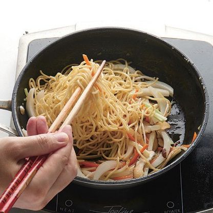 팬에 식용유 2큰술을 두르고 다진 마늘을 볶아 향을 내줍니다. 손질된 채소와 표고버섯을 순서 1의 생면과 함께 볶아주세요.