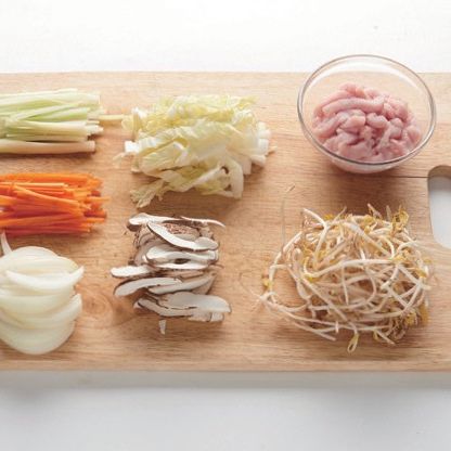 홍콩식 볶음면(로메인)을 위한 재료 이미지로 생면,돼지고기,배추잎,당근,양파 등으로 구성 되어있습니다.