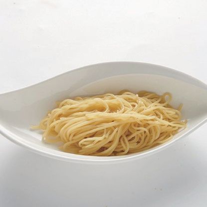 생면은 끓는 물에 잘 삶아 그릇에 담아놔 주세요.