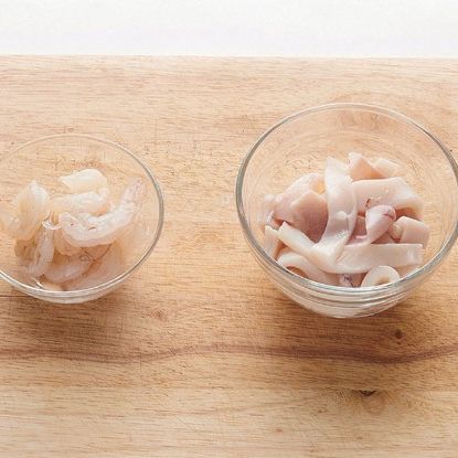 오징어는 껍질을 벗겨 한입 크기로 썰고 알새우도 씻어서 준비해 주세요.