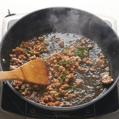 달궈진 팬에 식용유를 두르고 돼지고기를 살짝 볶은 후 다진 생강과 청양고추를 함께 넣고 볶아서 향을 내주세요.