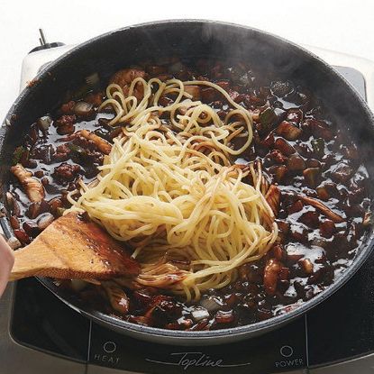 생면을 잘 삶아서 씻은 다음 볶아놓은 순서 5의 짜장소스에 면을 넣고 잘 버무리고 물전분으로 농도를 맞추어 완성해 주세요. 기호에 맞게 부추를 함께 곁들이면 좋답니다.
*Tip. 춘장과 식용유의 양은 1:1로 맞춰주세요. 식용유를 두른 팬에 춘장을 넣고 2분 정도 볶아 기름은 따라 내고 춘장만 사용합니다. 또한 돼지고기는 삼겹살이나 목심 부위를 다짐육으로 구입하여 사용하면 더욱 간편합니다.