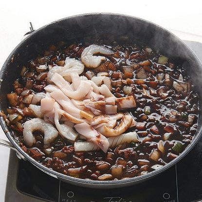 순서 4에 물 1컵을 붓고 간장, 설탕, 치킨파우더를 넣어 간을 맞춰주세요. 기호에 따라 연두 청양초를 넣어 매콤한 맛을 더 살려줍니다. 그 다음 순서 2의 오징어와 알새우를 넣고 끓여주세요.