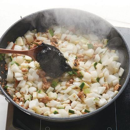 순서 3의 고기가 익으면 양파와 호박을 넣어 충분히 익혀주고 볶은 춘장을 넣어 잘 섞어줍니다.