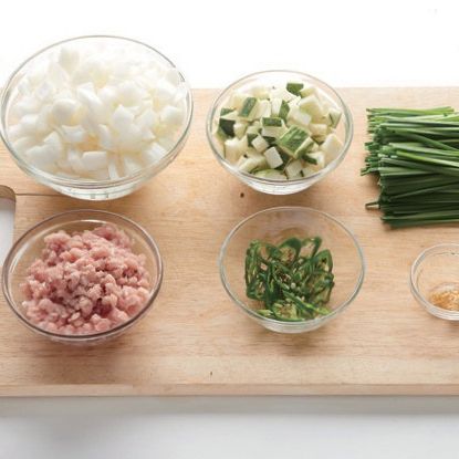 양파와 호박은 깍둑썰기하고 돼지고기와 생강, 청양고추는 잘게 썰어 부추와 함께 준비해 주세요.