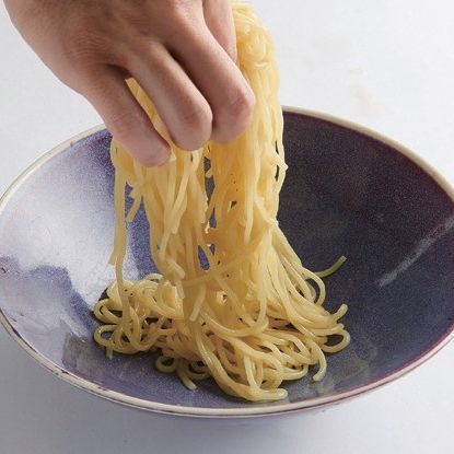 생면은 잘 삶아서 찬물에 헹군 뒤 다시 뜨거운 물에 데쳐서 그릇에 담아 주세요.