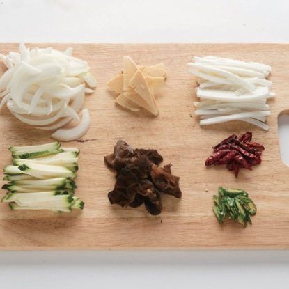 사천탕면을 위한 재료 이미지로 생면,모시조개,오징어,알새우,양파 등으로 구성 되어있습니다.