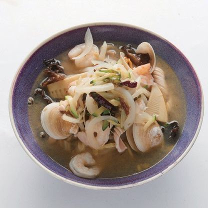 육수가 보글보글 끓어오르면 참기름을 넣고 순서 3의 면 위에 부어 완성해 주세요.
*Tip. 생면은 끓는 물에 잘 삶아서 찬물에 여러 번 씻어 전분기를 없애 탄력 있게 만들어 주면 좋아요. 단, 먹기 직전 뜨거운 물에 한 번 데쳐서 그릇에 담으면 따뜻하게 즐기실 수 있답니다.