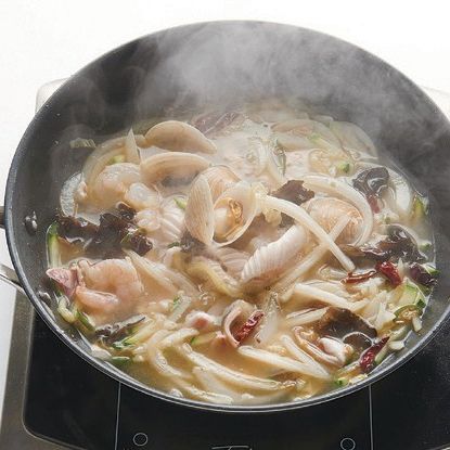 채 썬 채소를 넣고 볶아가며 충분히 익혀준 후 물과 치킨파우더, 소금, 후춧가루로 간을 맞추고 순서 2의 손질된 해물을 넣고 끓여주세요.