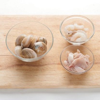 모시조개는 소금물에 담가 해감을 하고 오징어는 껍질을 벗겨 한입 크기로 썰어 알새우와 함께 준비해 주세요.