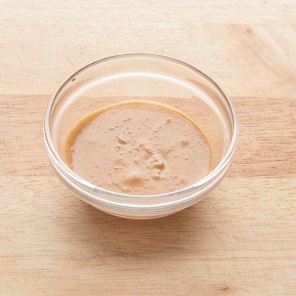 분량의 재료를 섞어서 땅콩 소스를 만들어 주세요.