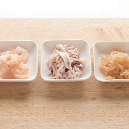 해파리는 끓는 물에 살짝 삶아 부드러워질 때까지 찬물로 헹궈 소금기를 빼 주고, 오징어는 채 썰어 새우와 함께 끓는 물에 데쳐 차갑게 준비해 주세요.