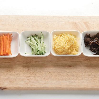 달걀은 지단으로 부치고 물에 불린 목이버섯, 당근, 오이는 채 썰어주세요.