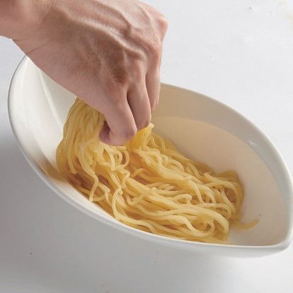 생면은 끓는 물에 삶아서 찬물로 헹군 다음 그릇에 담아 주세요.