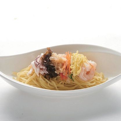 손질한 해산물과 채소를 면 위에 가지런히 올리고 차갑게 보관한 냉면 육수를 부은 뒤, 순서 4의 땅콩 소스를 곁들이면 완성이예요.
*Tip. 육수는 닭 육수를 사용하고 살얼음이 생기도록 냉동실에 살짝 얼리면 여름철 더욱 시원하게 즐길 수 있답니다.